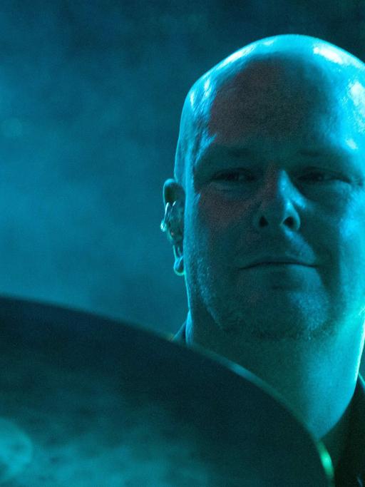 Philip Selway, einst Drummer der Band Radiohead, bei einem Auftritt in Nimes, Juli 2012