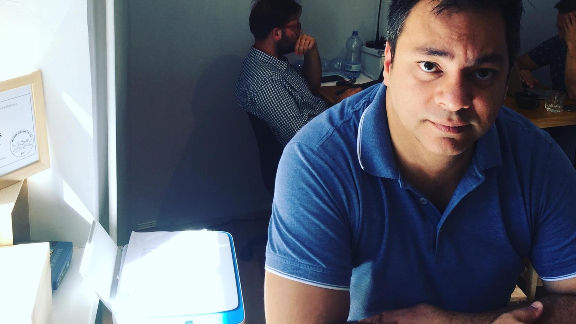 Journalist Attila Babos in den Redaktionsräumen des Online-Magazins "Szabad Pécs" in Ungarn Journalist Attila Babos in den Redaktionsräumen des Online-Magazins "Szabad Pécs" in Ungarn
