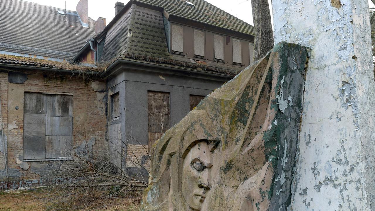 Eine ehemalige Militäranlage in Wünsdorf (Brandenburg), fotografiert am 05.03.2014. Auf einem rund 600 Hektar großen Gelände der einstigen Garnisonsstadt befand sich das Oberkommando der Sowjetischen Streitkräfte in Deutschland. Eine ehemalige Militäranlage in Wünsdorf (Brandenburg), fotografiert am 05.03.2014. Auf einem rund 600 Hektar großen Gelände der einstigen Garnisonsstadt befand sich das Oberkommando der Sowjetischen Streitkräfte in Deutschland.