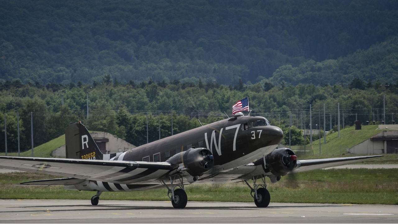 Ein U.S. Air Force C-47 Skytrain Flugträger bei der Landung im US-Stützpunkt Ramstein Ein U.S. Air Force C-47 Skytrain Flugträger bei der Landung im US-Stützpunkt Ramstein
