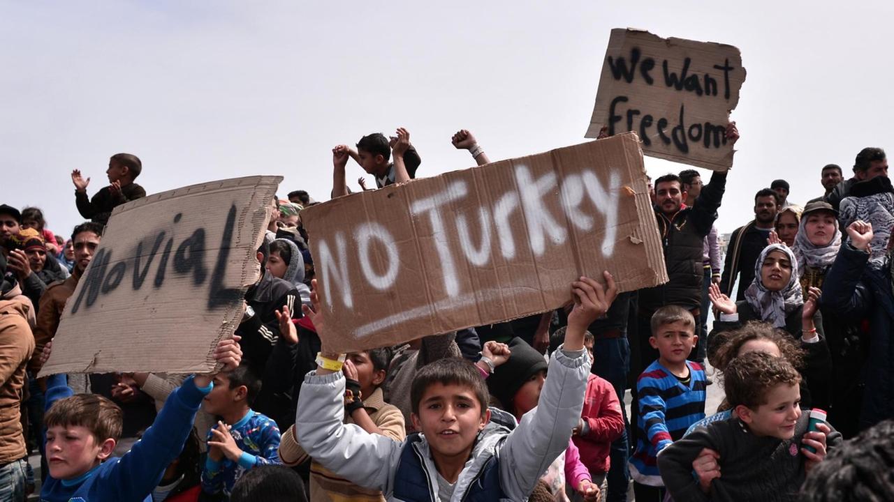 Flüchtlinge auf der griechischen Insel Chios halten Schilder hoch mit Sprüchen wie: "Nicht Türkei" oder "Wir wollen Freiheit/Frieden". Flüchtlinge auf der griechischen Insel Chios halten Schilder hoch mit Sprüchen wie: "Nicht Türkei" oder "Wir wollen Freiheit/Frieden".