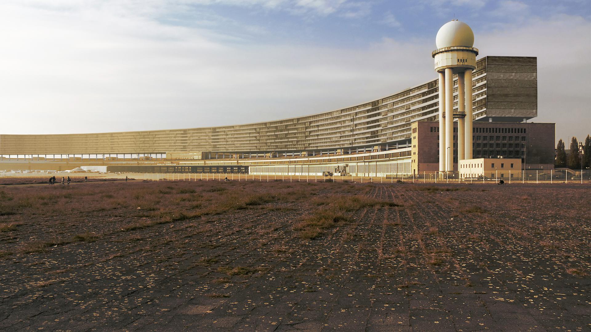 Auf dieser Fotomontage hat der Architekt Arnold Brandlhuber ein mehrstöckiges Gebäude auf den Flughafen Tempelhof montiert. Auf dieser Fotomontage hat der Architekt Arnold Brandlhuber ein mehrstöckiges Gebäude auf den Flughafen Tempelhof montiert.