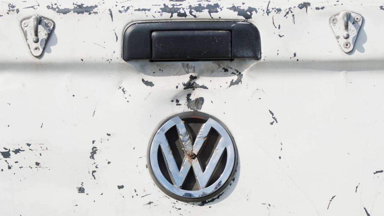 Ein beschädigtes VW Logo hängt am zerkratzten Kofferraum eines Volkswagen in Wolfsburg. Ein beschädigtes VW Logo hängt am zerkratzten Kofferraum eines Volkswagen in Wolfsburg.