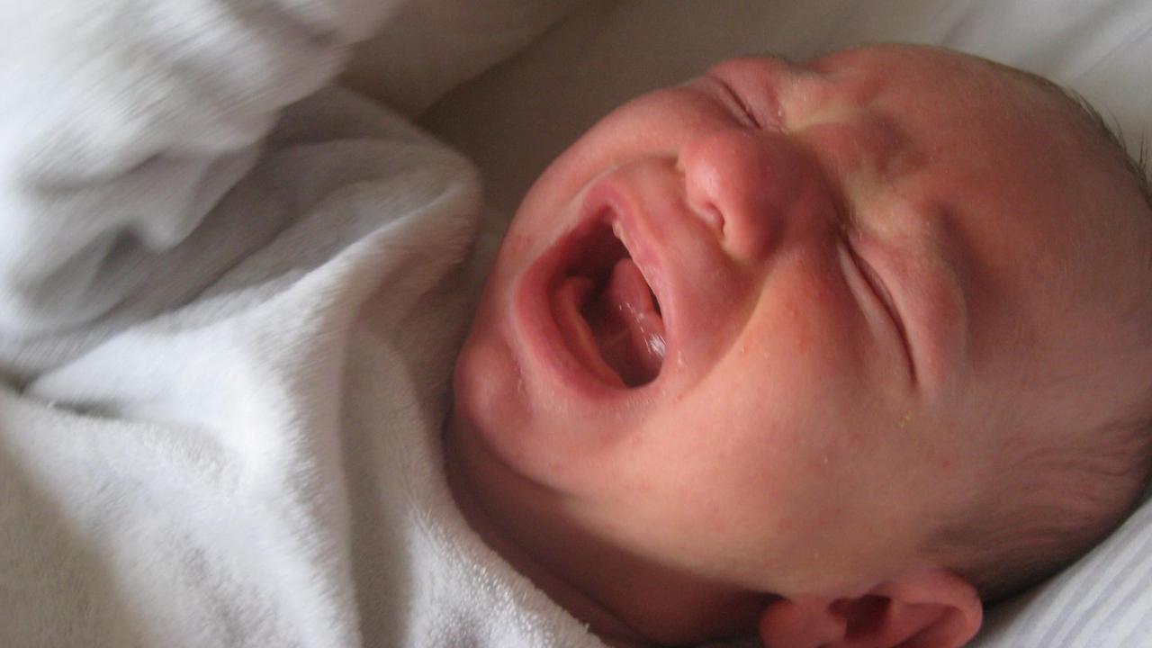 Ein schreiendes Baby. Aber was tun, wenn das Kind schreit? Hebammen helfen vor während und nach der Geburt. Ein schreiendes Baby. Aber was tun, wenn das Kind schreit? Hebammen helfen vor während und nach der Geburt.