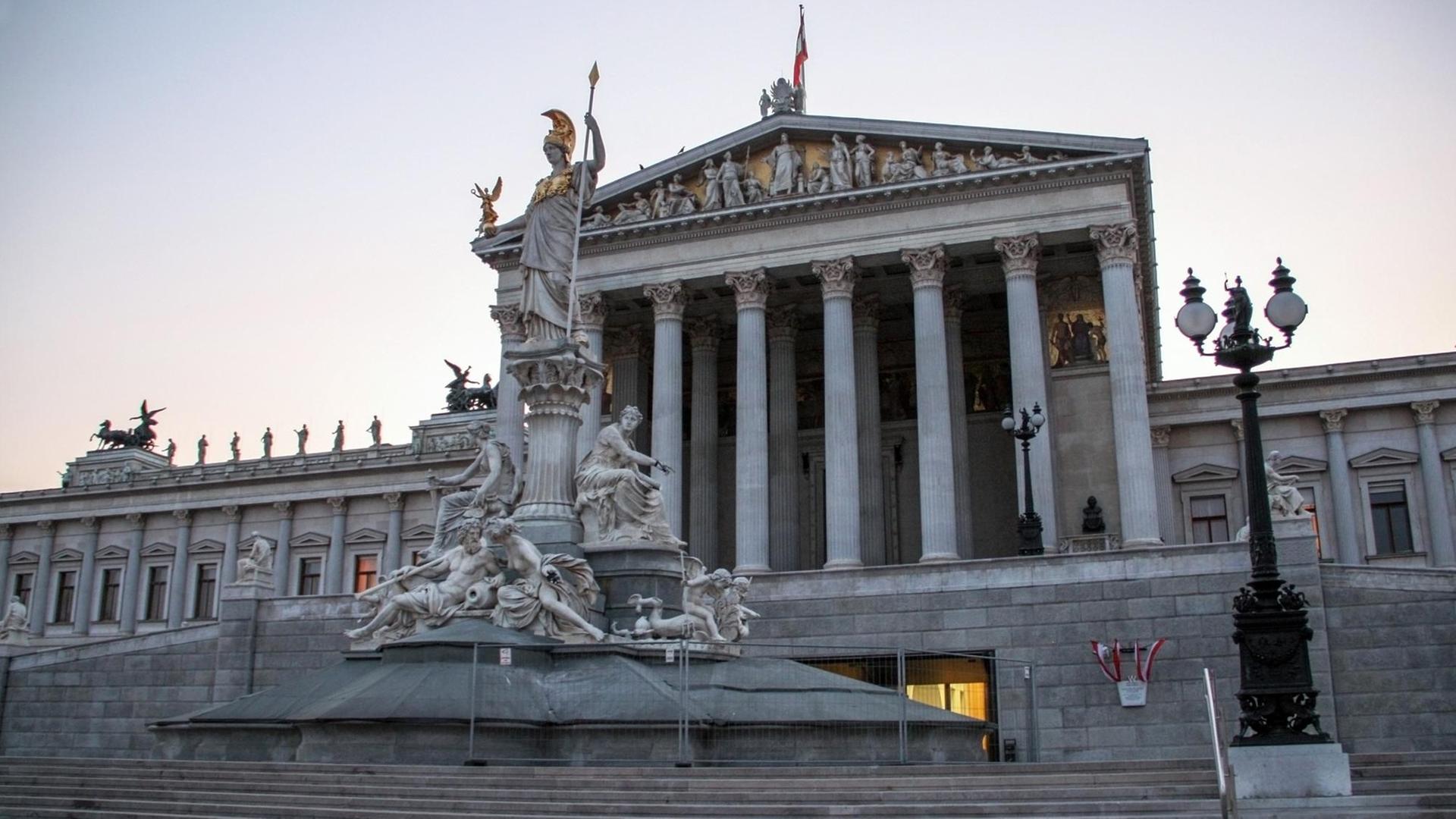 Das Gebäude des österreichischen Parlaments an der Wiener Ringstraße. Das Gebäude des österreichischen Parlaments an der Wiener Ringstraße.
