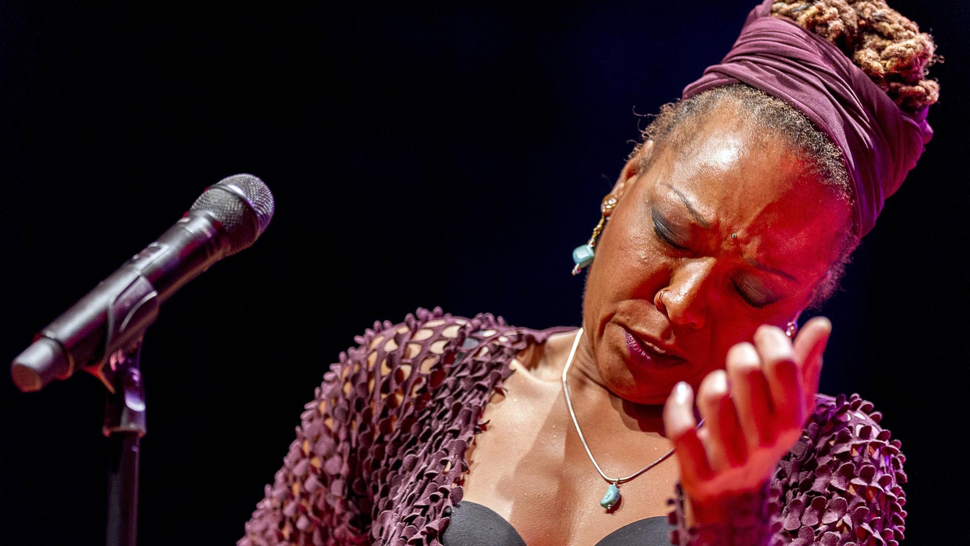 Die Sängerin Lisa Simone, Tochter von Nina Simone, bei einem Konzert auf dem Jazz Festival in Brüssel 2016 Die Sängerin Lisa Simone, Tochter von Nina Simone, bei einem Konzert auf dem Jazz Festival in Brüssel 2016