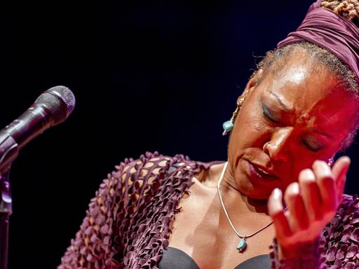 Die Sängerin Lisa Simone, Tochter von Nina Simone, bei einem Konzert auf dem Jazz Festival in Brüssel 2016