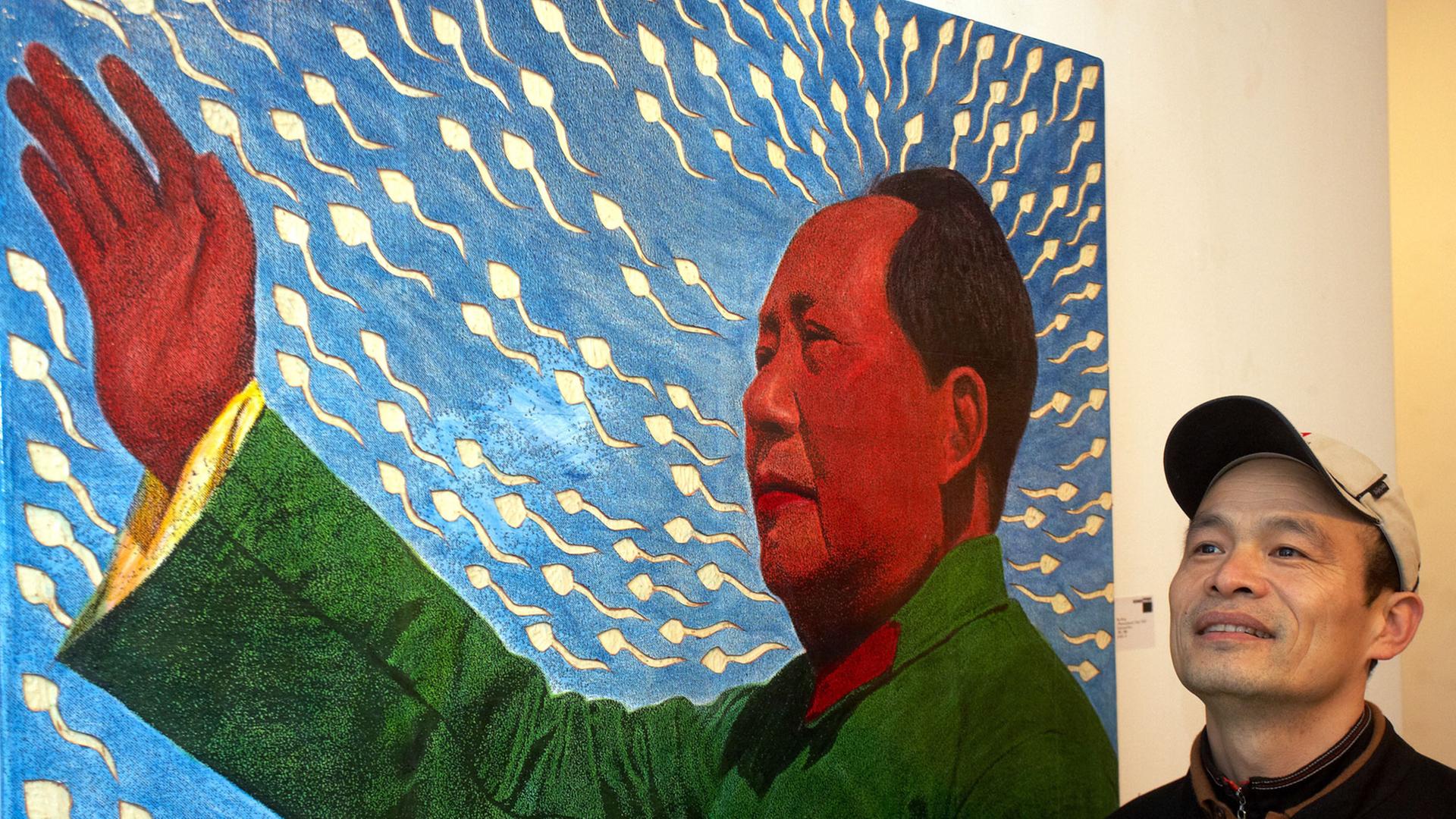Der chinesische Künstler Ren Rong, der in Bonn und Peking lebt, posiert am Sonntag (14.2.2010) bei der Eröffnung seiner Ausstellung in der Kunsthalle Koblenz vor einem Bild mit dem Titel "Pflanzenmensch/ Mao 2007". Der chinesische Künstler Ren Rong, der in Bonn und Peking lebt, posiert am Sonntag (14.2.2010) bei der Eröffnung seiner Ausstellung in der Kunsthalle Koblenz vor einem Bild mit dem Titel "Pflanzenmensch/ Mao 2007".