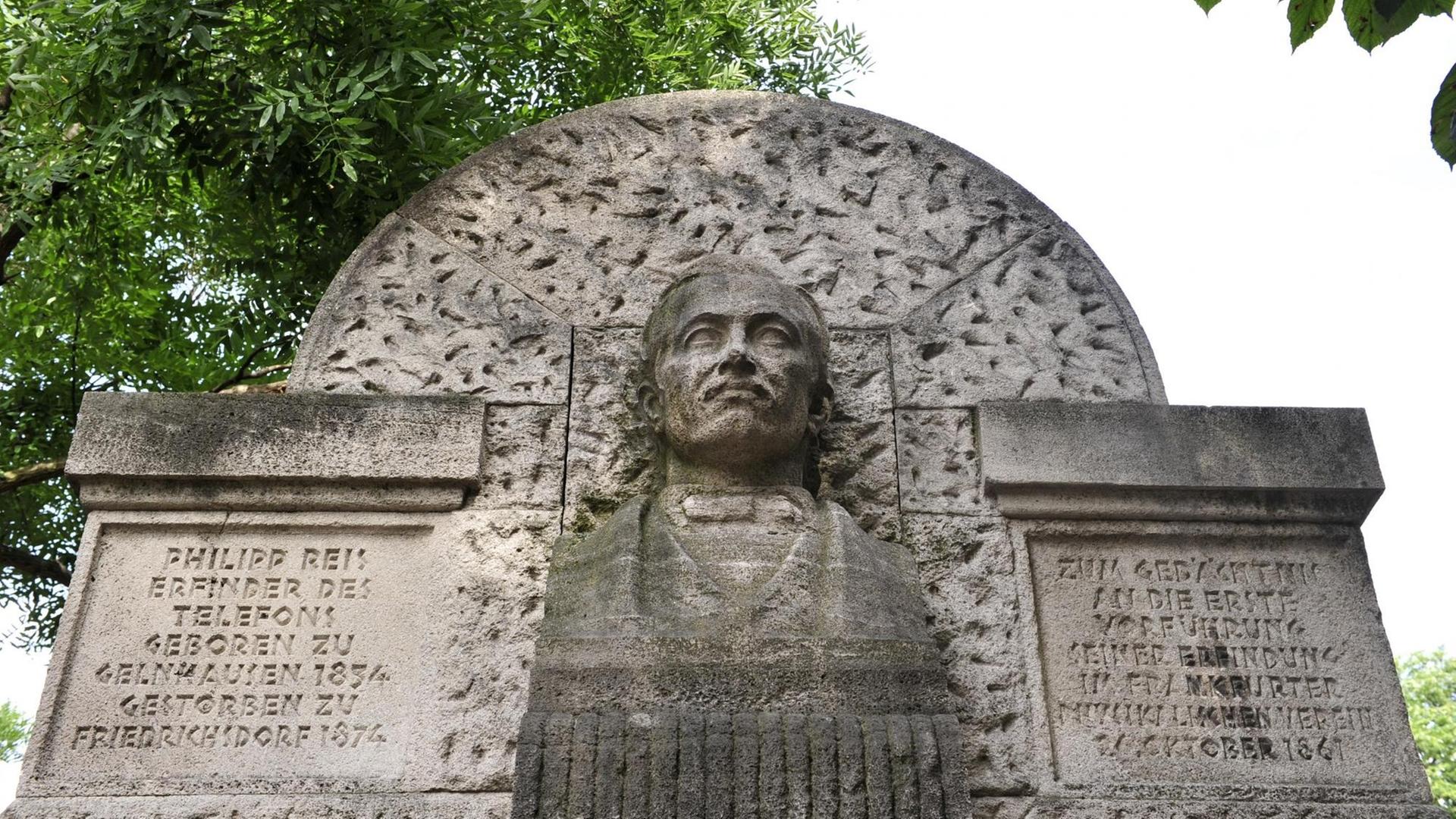 Ein Ausschnitt des Philipp-Reis-Denkmals in Frankfurt am Main, der die Büste von Phillip Reis zeigt Ein Ausschnitt des Philipp-Reis-Denkmals in Frankfurt am Main, der die Büste von Phillip Reis zeigt