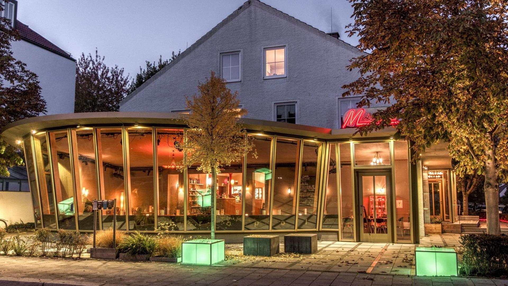 Ansicht des Theatergebäudes in der Abenddämmerung Ansicht des Theatergebäudes in der Abenddämmerung