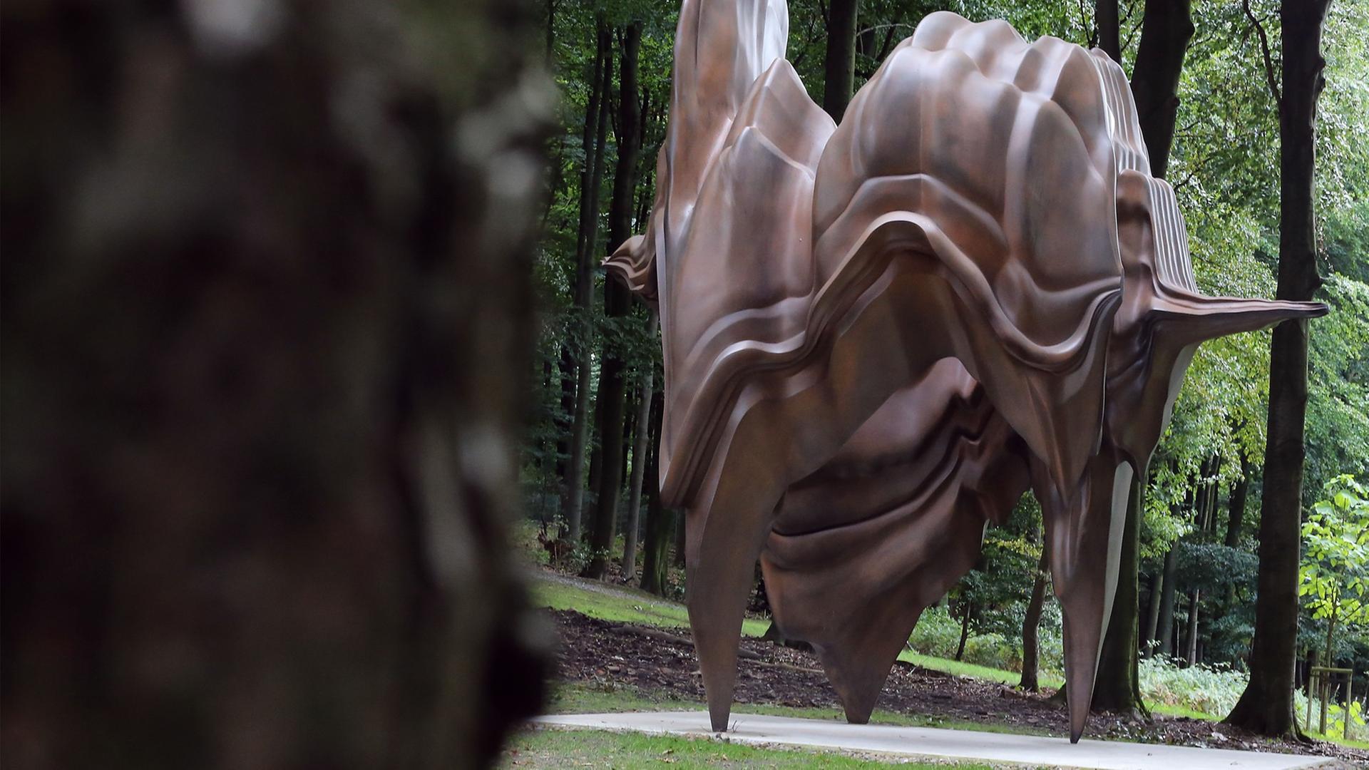 Die Skulptur "Caldera" des Künstlers Tony Cragg steht am 17.09.2013 in Wuppertal (Nordrhein-Westfalen) im Skulpturenpark. Der Skulpturenpark des renommierten Bildhauers Tony Cragg in Wuppertal ist erweitert worden.