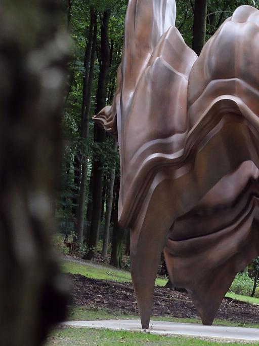Die Skulptur "Caldera" des Künstlers Tony Cragg steht am 17.09.2013 in Wuppertal (Nordrhein-Westfalen) im Skulpturenpark. Der Skulpturenpark des renommierten Bildhauers Tony Cragg in Wuppertal ist erweitert worden.
