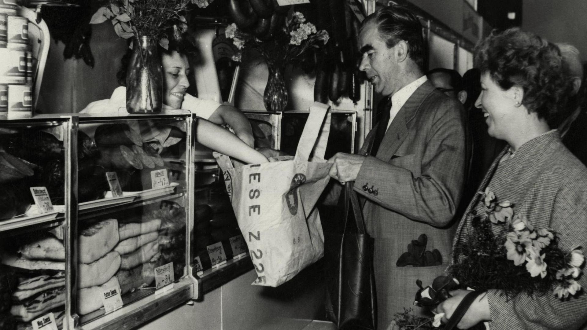 Der Bezirksbürgermeister Willy Kressmann im Neubau der Marheineke-Markthalle in Berlin-Kreuzberg (Foto um1956). Der Bezirksbürgermeister Willy Kressmann im Neubau der Marheineke-Markthalle in Berlin-Kreuzberg (Foto um1956).