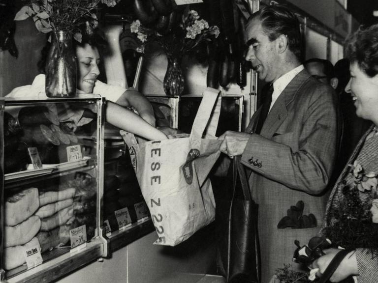 Der Bezirksbürgermeister Willy Kressmann im Neubau der Marheineke-Markthalle in Berlin-Kreuzberg (Foto um1956).