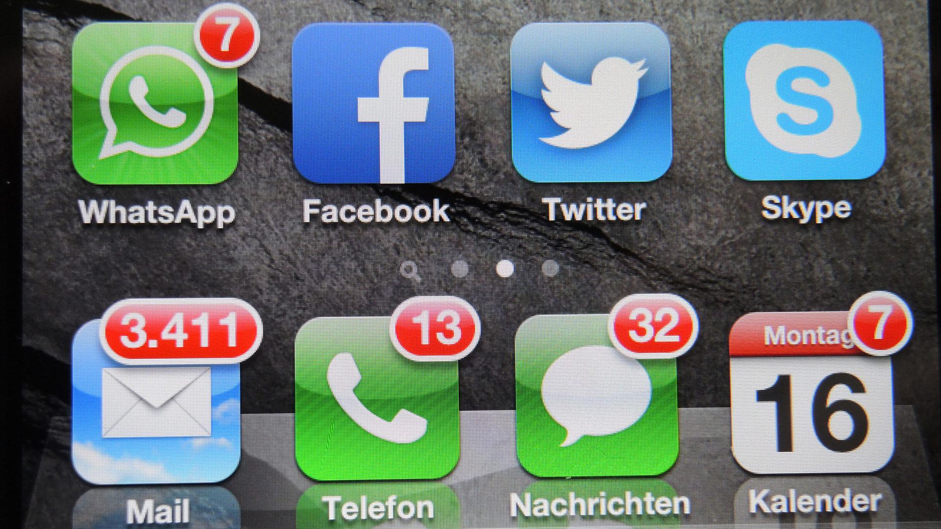 Die Anzeige auf einem Smartphone weist auf zahlreiche ungelesene Mails, verpasse Anrufe, anstehende Kalenderereignisse und SMS hin. Die Anzeige auf einem Smartphone weist auf zahlreiche ungelesene Mails, verpasse Anrufe, anstehende Kalenderereignisse und SMS hin.
