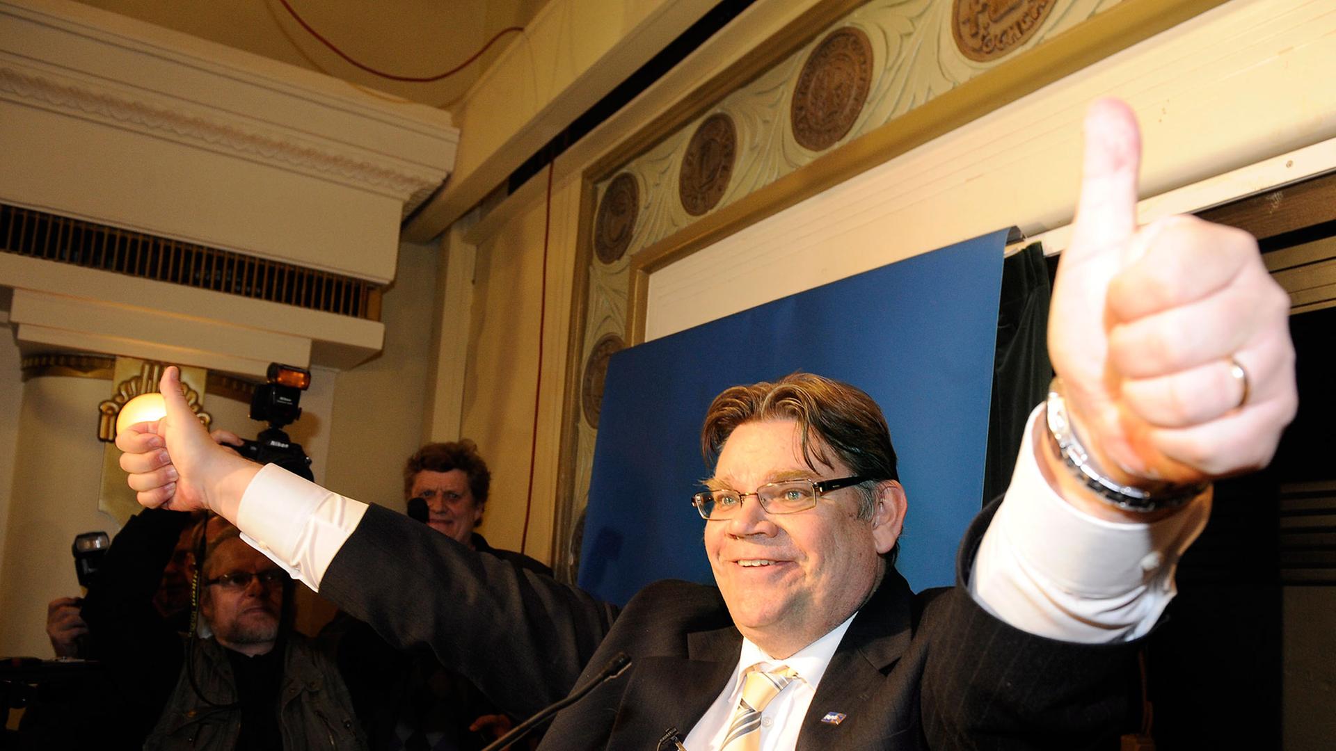 Der Chef der Partei Wahre Finnen, Timo Soini, bei der Parlamentswahl in Finnland 2011. Der Chef der Partei Wahre Finnen, Timo Soini, bei der Parlamentswahl in Finnland 2011.