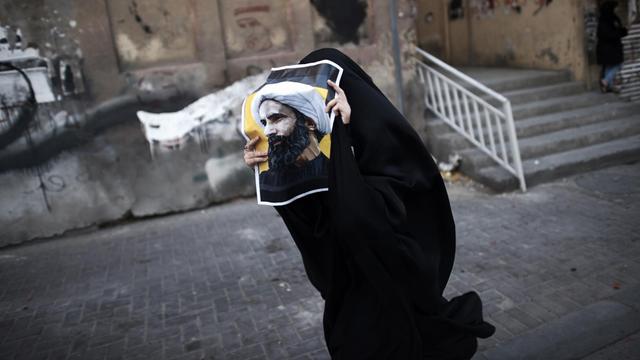 Eine Frau aus Bahrain hält ein Poster mit dem Foto des Schiiten Nimr al-Nimr während einer Protestkundgebung gegen seine Hinrichtung durch die saudi-arabische Regierung.
