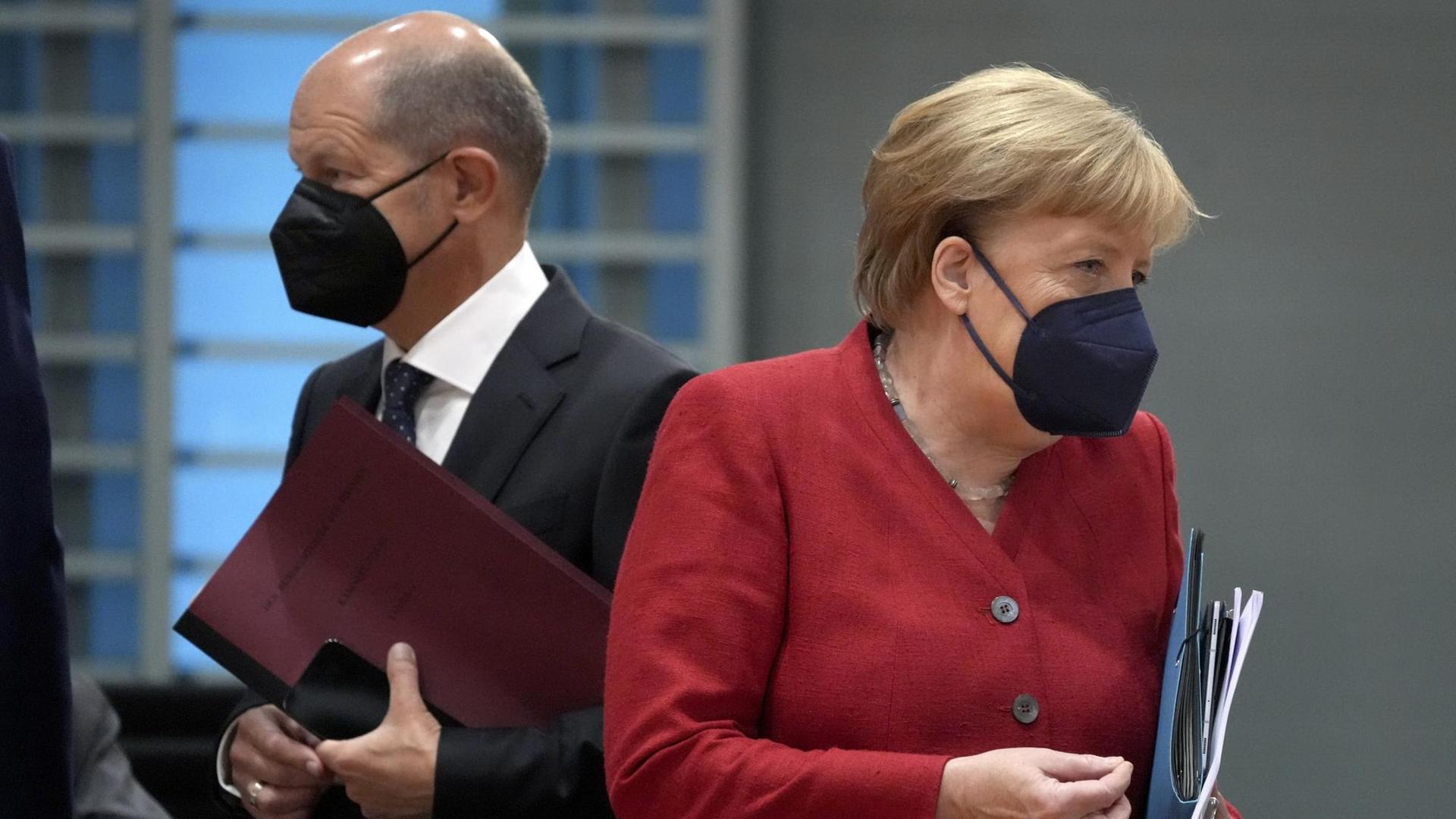 Berlin: Bundeskanzlerin Angela Merkel (CDU) und Olaf Scholz (SPD), Bundesfinanzminister und Vizekanzler, kommen zur Kabinettssitzung im Kanzleramt.