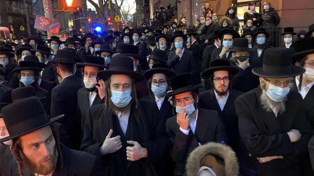In New York fand eine Beerdigung eines jüdisch-orthodoxen Rabbiners mit hunderten Teilnehmern statt. In New York fand eine Beerdigung eines jüdisch-orthodoxen Rabbiners mit hunderten Teilnehmern statt.