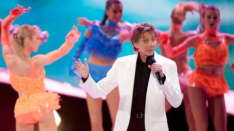 Der Sänger Barry Manilow steht in der ZDF-Show "Willkommen bei Carmen Nebel" am Samstag (24.03.2012) in Berlin auf der Bühne.