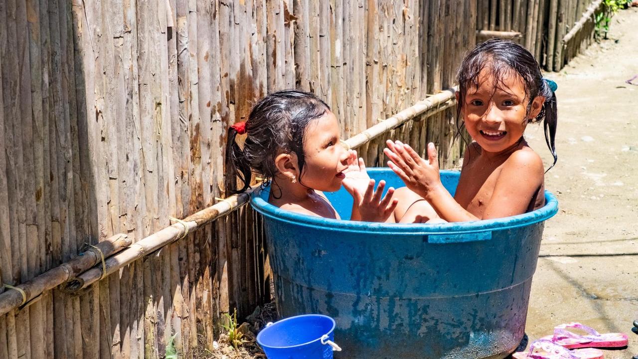 Kinder spielen auf der Koralleninsel Gardi Sugdub in der Comarca Guna Yana. Kinder spielen auf der Koralleninsel Gardi Sugdub in der Comarca Guna Yana.