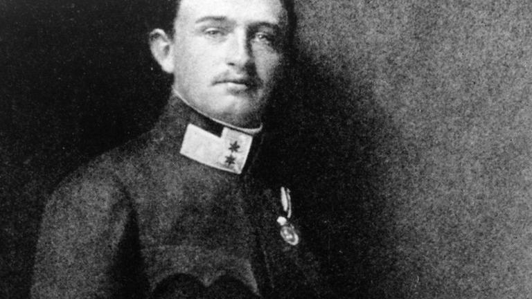 Schwarzweißporträt von Karl I., der an einer Wand steht. Schwarzweißporträt von Karl I., der an einer Wand steht.