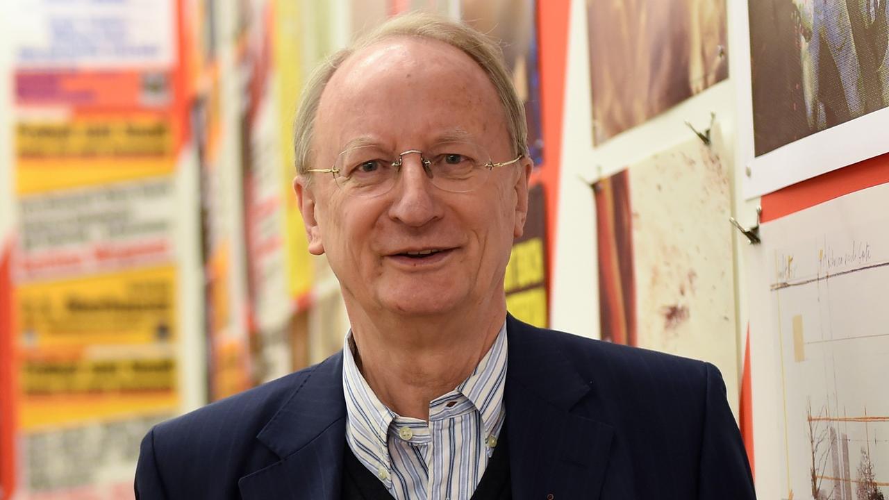 Klaus Staeck steht vor Werken aus seiner Sammlung Klaus Staeck steht vor Werken aus seiner Sammlung