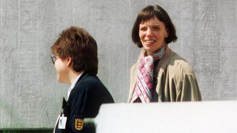 Die ehemalige RAF-Terroristin Susanne Albrecht (r) auf dem Weg zur Verhandlung am 25. April 1991 in Stuttgart-Stammheim. Links eine Justizangestellte.