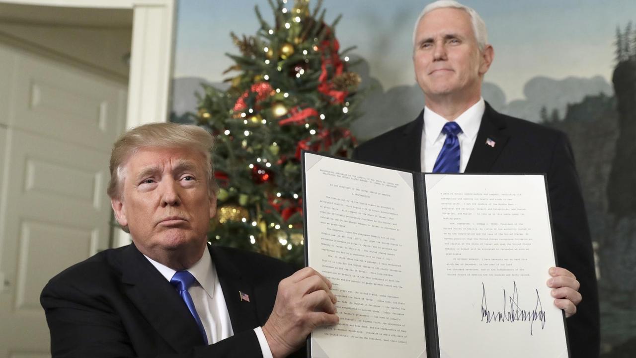 US-Präsident Donald Trump (l) hält am 06.12.2017 eine Proklamation, in der er Jerusalem als die Hauptstadt Israels anerkennt. Neben ihm steht Vizepräsident Mike Pence. US-Präsident Donald Trump (l) hält am 06.12.2017 eine Proklamation, in der er Jerusalem als die Hauptstadt Israels anerkennt. Neben ihm steht Vizepräsident Mike Pence.
