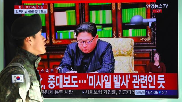 Ein Soldat in Südkorea vor einem Fernseher, in dem Nordkoreas Machthaber Kim Jong Un über den jüngsten Raketentest des Landes spricht.