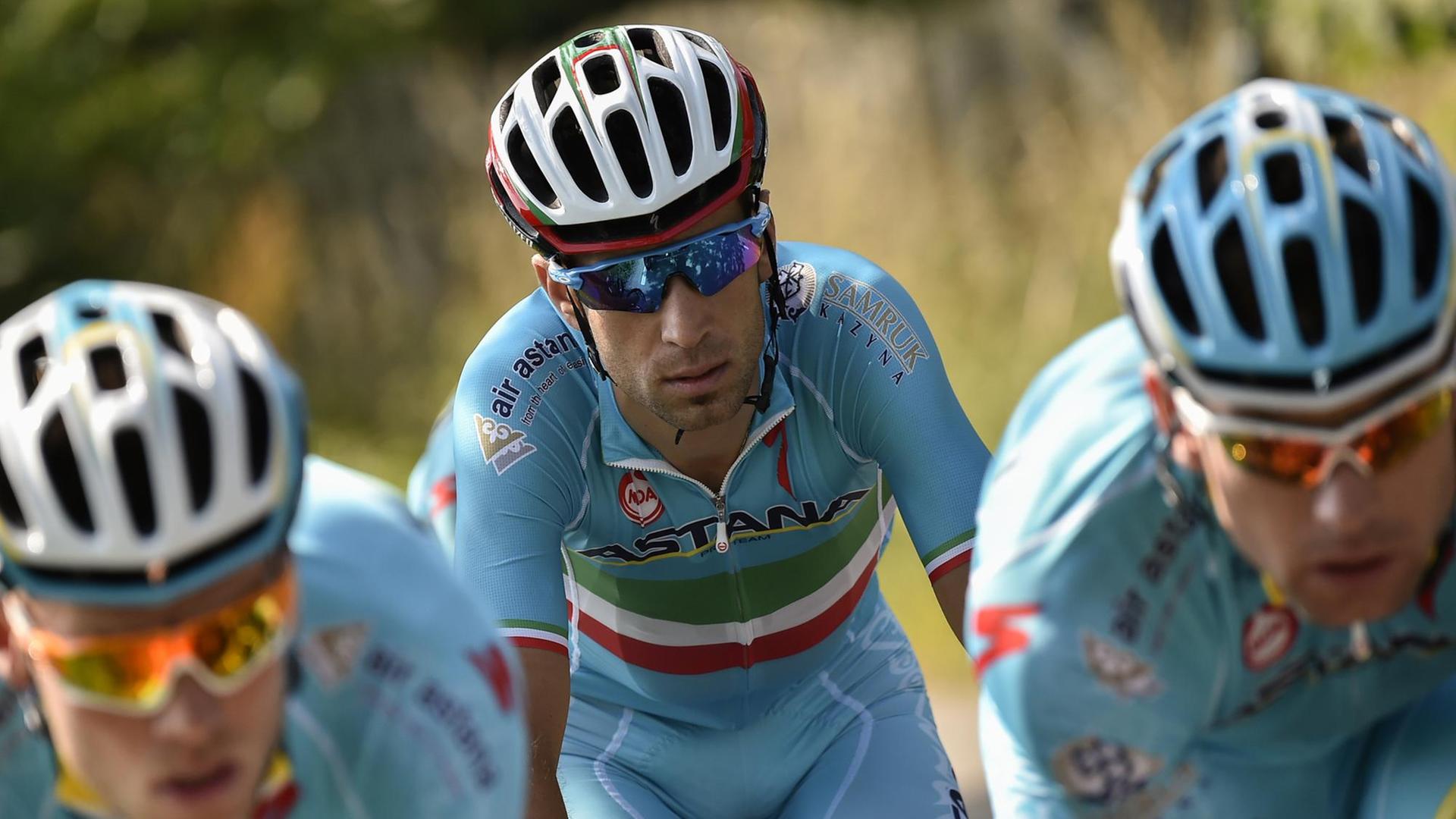 Der Italiener Vincenzo Nibali mit zwei Kollegen vom Team Astana Pro Cycling in Utrecht. Der Italiener Vincenzo Nibali mit zwei Kollegen vom Team Astana Pro Cycling in Utrecht.