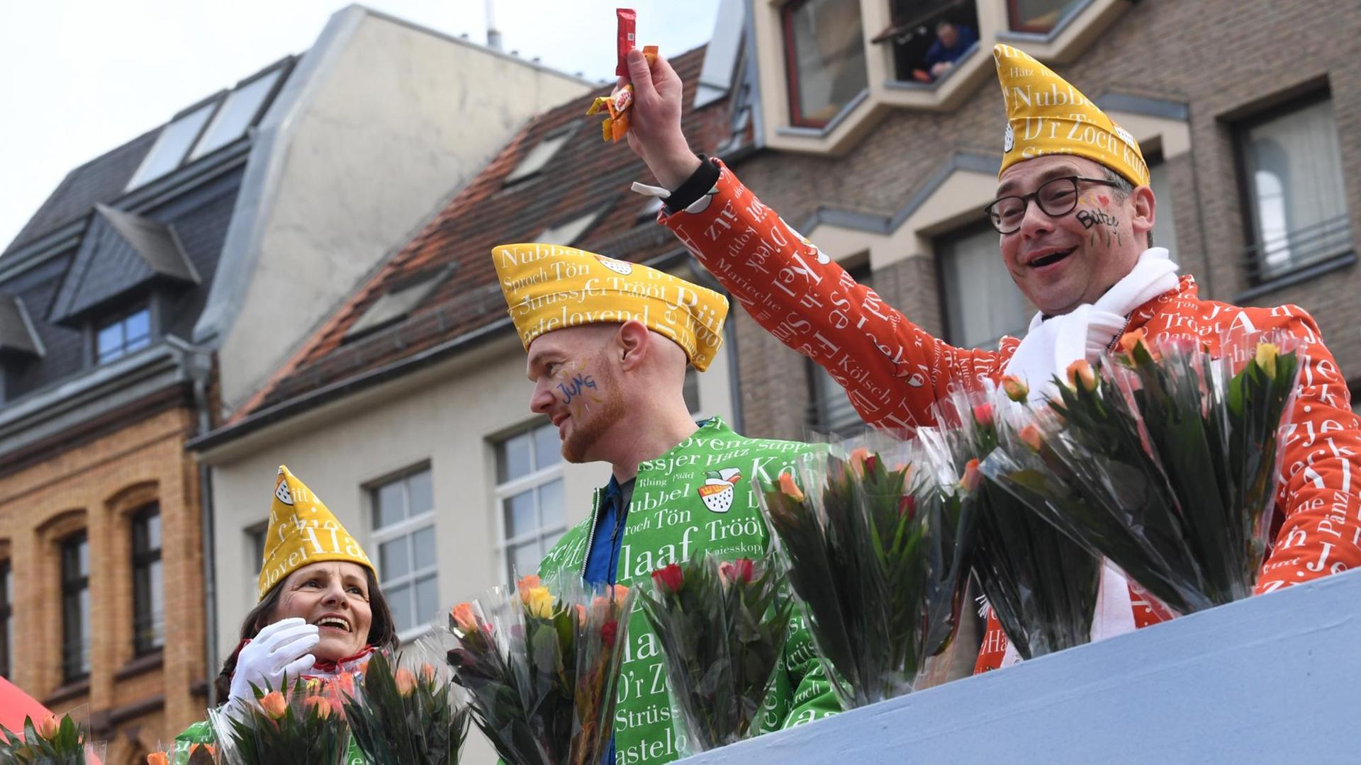 Zugleiter Alexander Dieper steht zusammen mit Astronaut Alexander Gerst (M) auf dem Wagen beim Rosenmontagszug in Köln. Zugleiter Alexander Dieper steht zusammen mit Astronaut Alexander Gerst (M) auf dem Wagen beim Rosenmontagszug in Köln.