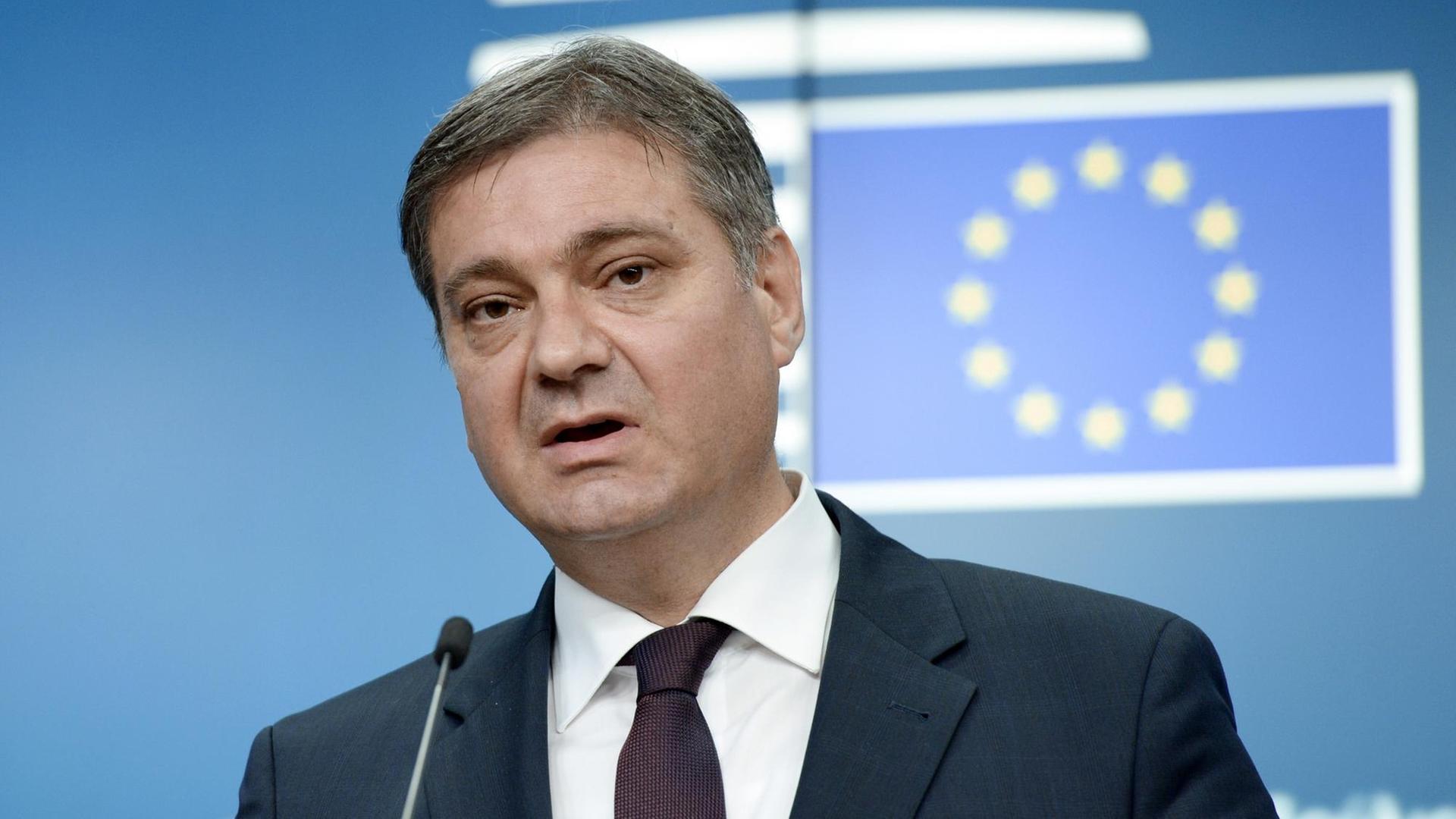 Der Regierungschef von Bosnien-Herzegowina, Denis Zvizdic, vor einer EU-Flagge. Der Regierungschef von Bosnien-Herzegowina, Denis Zvizdic, vor einer EU-Flagge.