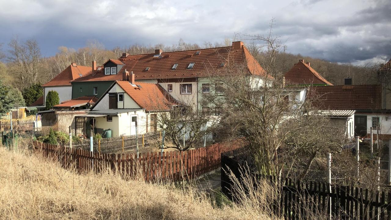 Die Bitterfelder Siedlung Annahof/Bergmannshof, die mit einer unterirdischen Dichtwand gegen das giftige Grundwasser geschützt wird Die Bitterfelder Siedlung Annahof/Bergmannshof, die mit einer unterirdischen Dichtwand gegen das giftige Grundwasser geschützt wird