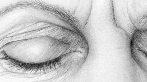 Die Bleistiftzeichnung einer Frau mit geschlossenen Augen in Nahaufnahme.