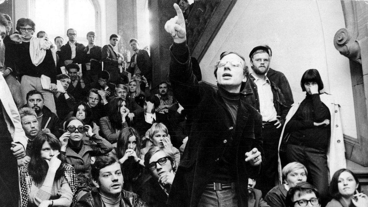 Hans-Jürgen Krahl (m) auf einer Veranstaltung des Deutschen Studentenbundes am 15. Mai 1968 in der Universität von Frankfurt am Main.