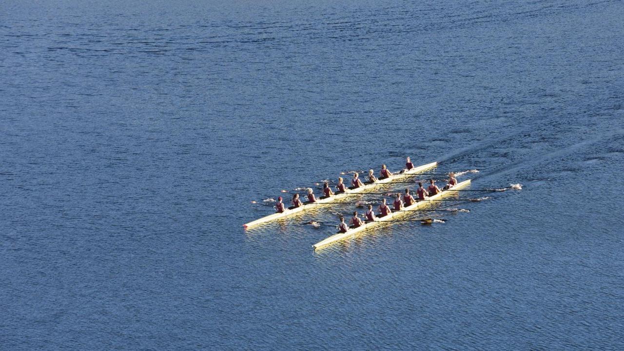 Rudersport: Zwei Achter unterwegs im Wasser Rudersport: Zwei Achter unterwegs im Wasser