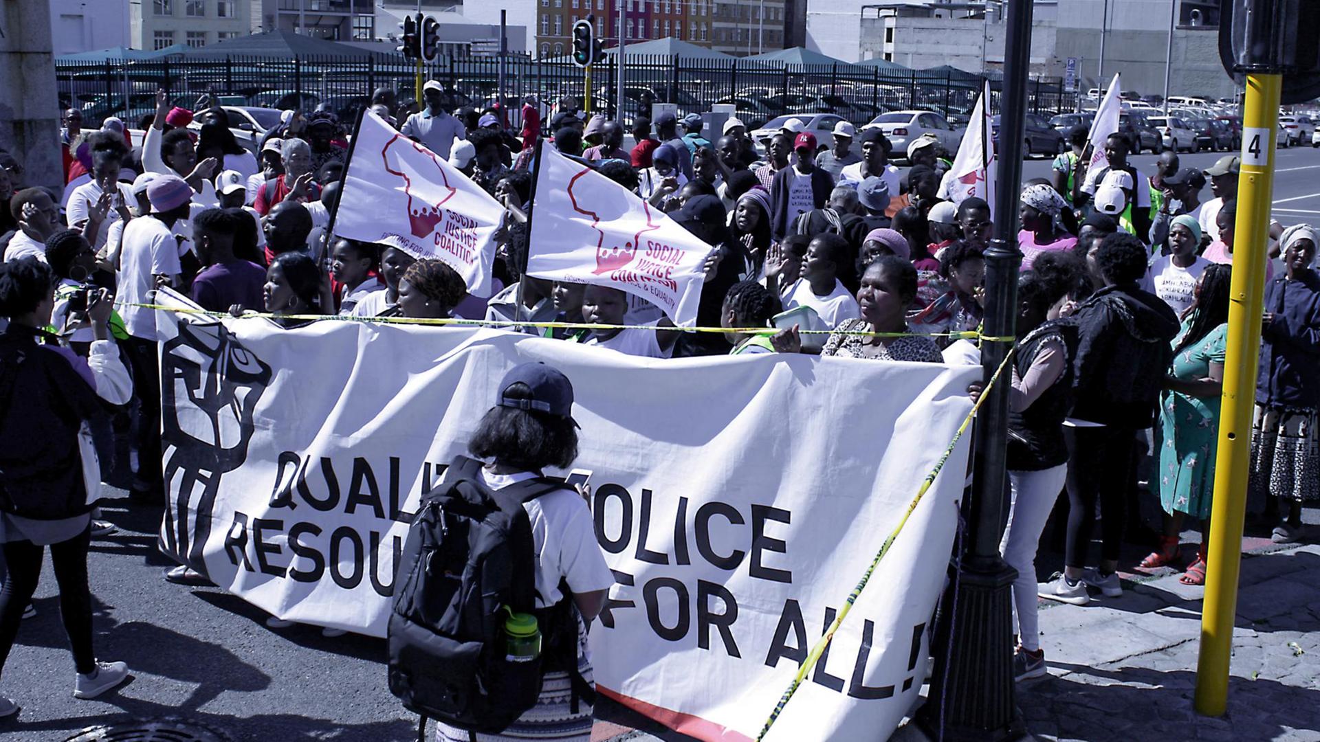 Immer häufiger protestieren Südafrikaner gegen Armut, Arbeitslosigkeit und Übergriffe der Polizei. Immer häufiger protestieren Südafrikaner gegen Armut, Arbeitslosigkeit und Übergriffe der Polizei.