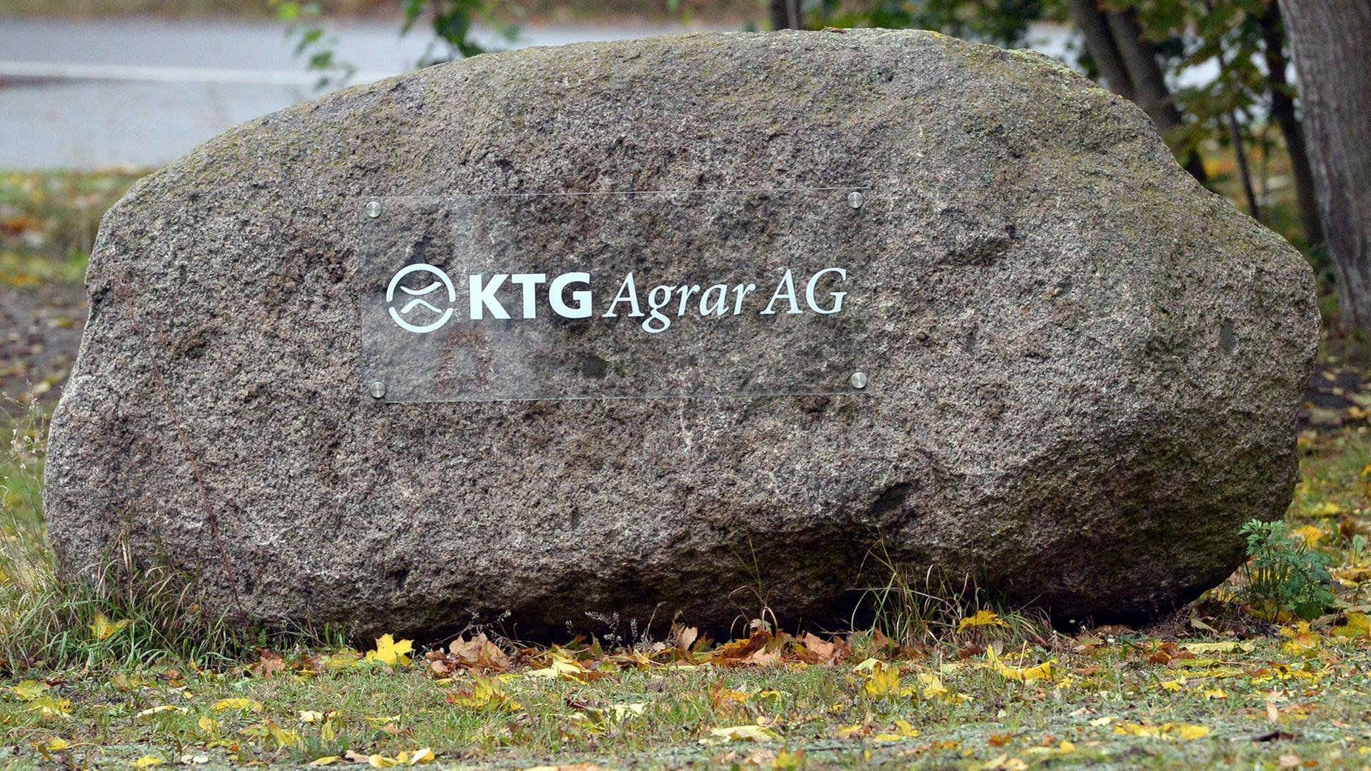 Ein Schild auf einem Feldstein weist in Oranienburg (Brandenburg) auf die Niederlassung der KTG Agrar SE hin. Ein Schild auf einem Feldstein weist in Oranienburg (Brandenburg) auf die Niederlassung der KTG Agrar SE hin.