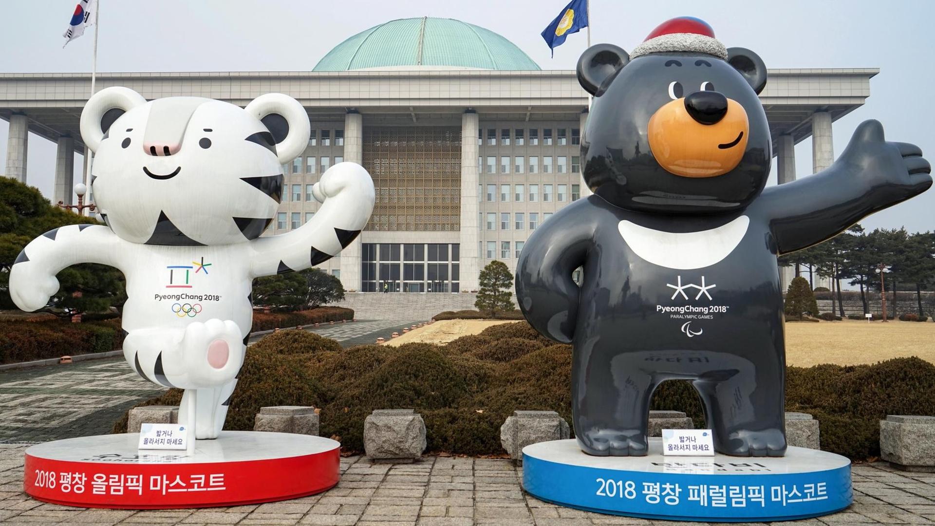 Die offiziellen Maskottchen der Olympischen Winterspiele 2018 (Soohorang, links) und der Winter-Paralympics 2018 (Bandabi, rechts) vor dem südkoreanischen Parlament in Seoul. Foto