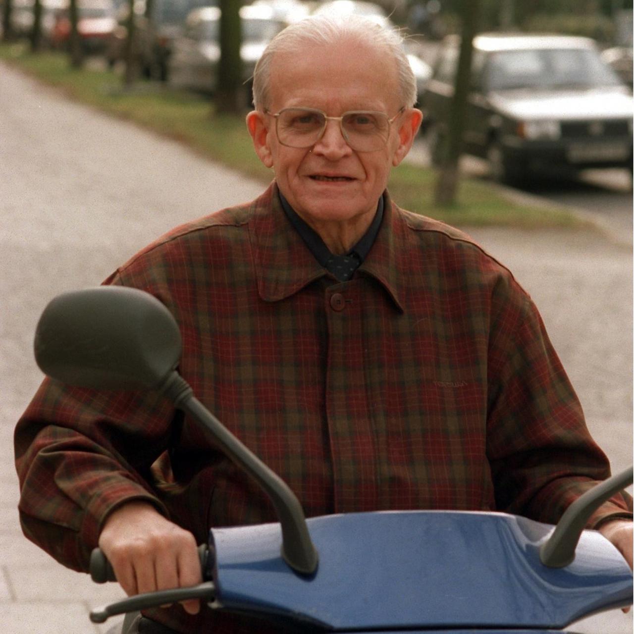 Täglich fuhr der Theologe Eugen Biser, wie hier am 30.12.1997, mit dem Motorroller von seiner Schwabinger Wohnung zur Münchner Ludwig-Maximilians-Universität. Täglich fuhr der Theologe Eugen Biser, wie hier am 30.12.1997, mit dem Motorroller von seiner Schwabinger Wohnung zur Münchner Ludwig-Maximilians-Universität.