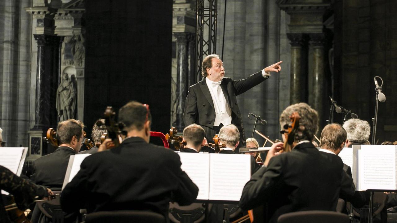 Riccardo Chailly und das Orchester der Scala spielen im September 2019 Beethovens 4. Sinfonie im Dom zu Mailand Riccardo Chailly und das Orchester der Scala spielen im September 2019 Beethovens 4. Sinfonie im Dom zu Mailand