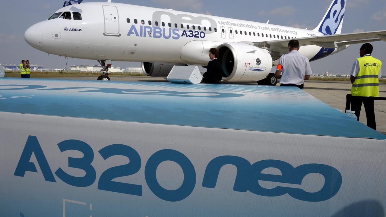Die Bezeichnung "ne" steht für "new engine option". Der A320neo ist eine modernisierte Version des A320 mit optimierten Tragflächen und einem verbesserten Antrieb, mit dem 15 Prozent Treibstoff eingespart werden soll. Die Bezeichnung "ne" steht für "new engine option". Der A320neo ist eine modernisierte Version des A320 mit optimierten Tragflächen und einem verbesserten Antrieb, mit dem 15 Prozent Treibstoff eingespart werden soll.