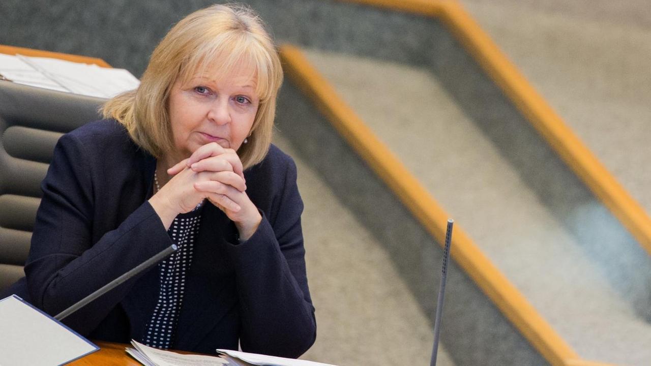 Die Ministerpräsidentin von Nordrhein-Westfalen, Hannelore Kraft (SPD), sitzt am 15.02.2017 im Landtag in Düsseldorf (Nordrhein-Westfalen). Die Ministerpräsidentin von Nordrhein-Westfalen, Hannelore Kraft (SPD), sitzt am 15.02.2017 im Landtag in Düsseldorf (Nordrhein-Westfalen).