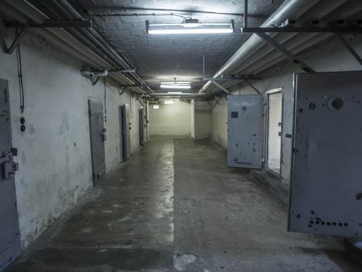 Kellergang mit Zellentüren im ehemaligen Stasi-Gefängnis Berlin-Hohenschönhausen
