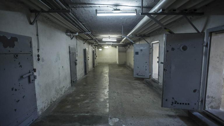 Kellergang mit Zellentüren im ehemaligen Stasi-Gefängnis Berlin-Hohenschönhausen Kellergang mit Zellentüren im ehemaligen Stasi-Gefängnis Berlin-Hohenschönhausen