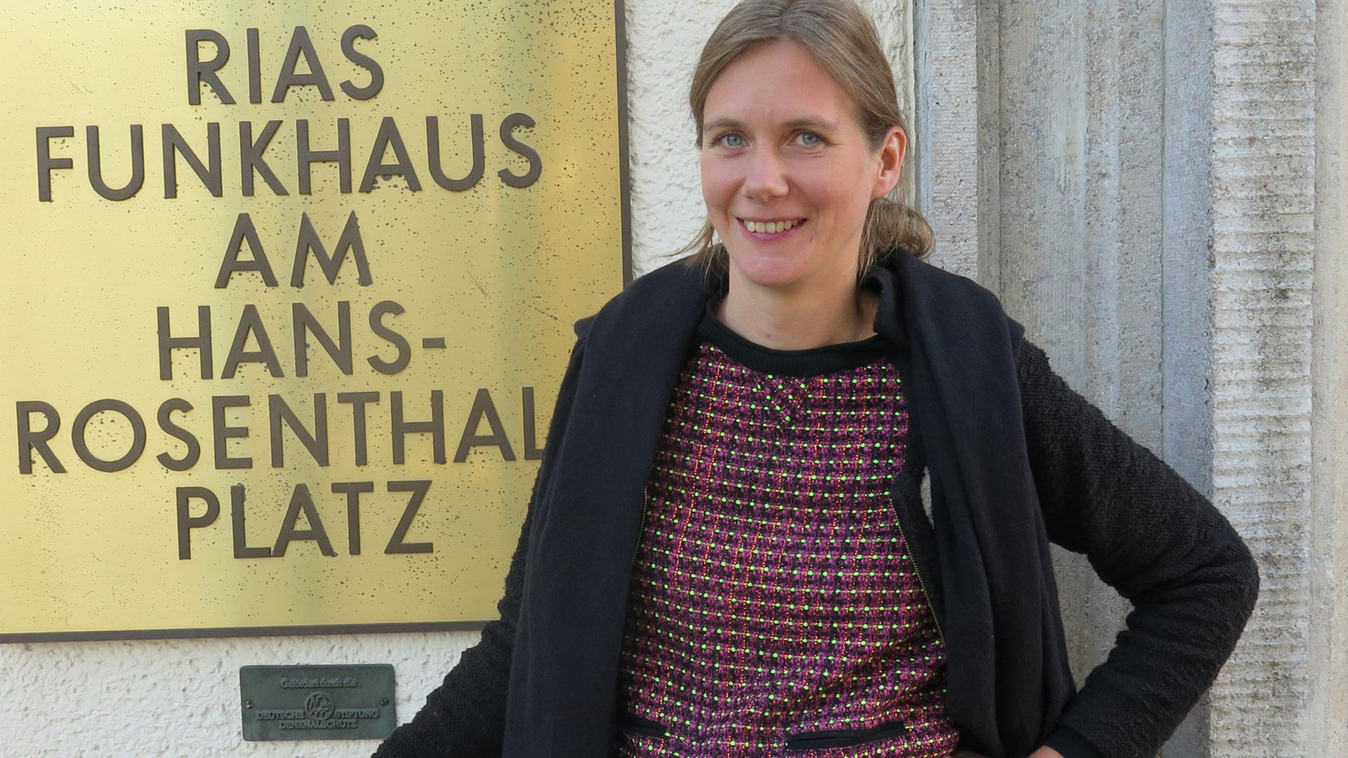 Nicola Behrmann, Assistenz-Professorin am Institut für Germanistik der Rutgers University, New Jersey, vor dem Gebäude von Deutschlandradio Kultur, früherer Sitz des RIAS Nicola Behrmann, Assistenz-Professorin am Institut für Germanistik der Rutgers University, New Jersey, vor dem Gebäude von Deutschlandradio Kultur, früherer Sitz des RIAS