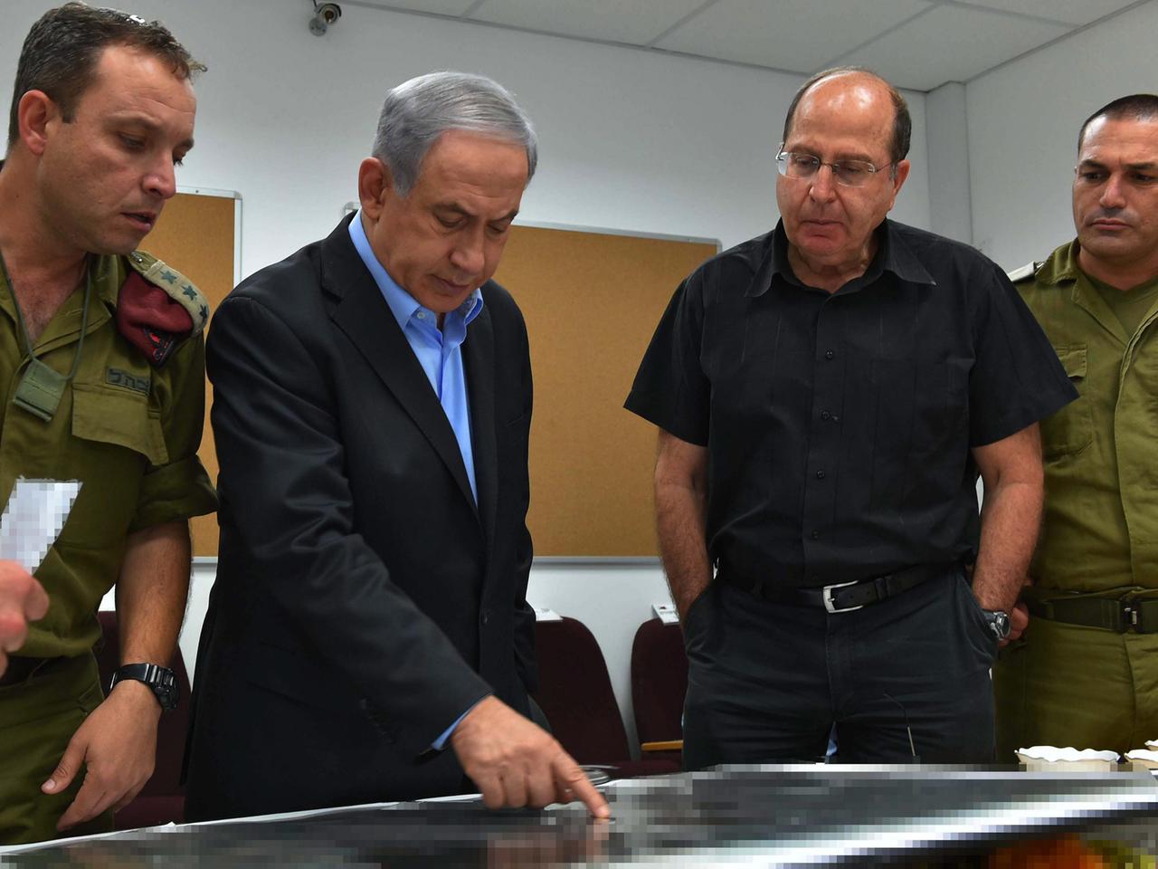 Israels Ministerpräsident Benjamin Netanjahu (2.v.l.) und Verteidigungsminister Moshe Ya'alon (2.v.r.) am Mittwoch mit Militärs Israels Ministerpräsident Benjamin Netanjahu (2.v.l.) und Verteidigungsminister Moshe Ya'alon (2.v.r.) am Mittwoch mit Militärs