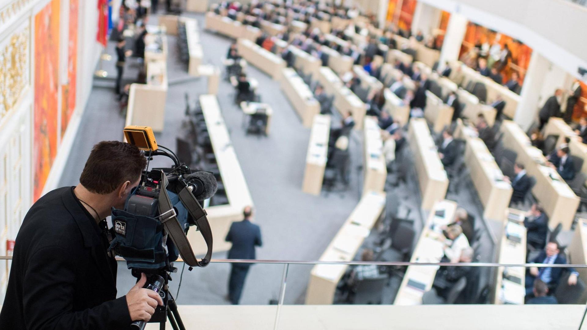 Ein Kameramann filmt den Plenarsaal des Nationalrats in Wien.