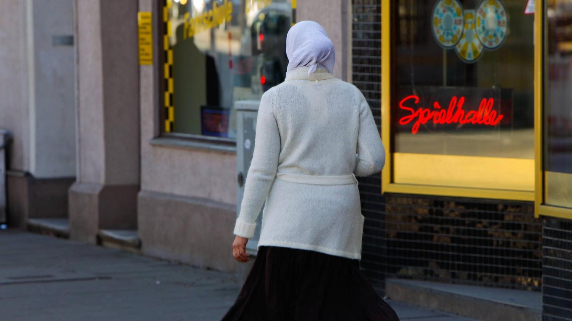 Spielhalle neben der Moschee Eyuep Sultan Camii im Hamburger Stadtteil Harburg Spielhalle neben der Moschee Eyuep Sultan Camii im Hamburger Stadtteil Harburg
